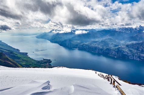 Winter skiing holidays with a view of Lake Garda - Italia.it