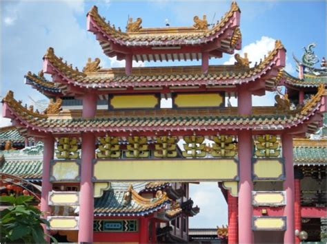 The entrance of A Taoist temple in Singapore | RedGage