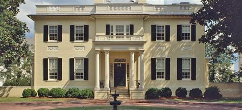 Why did the historian of the Virginia governor's mansion just resign?