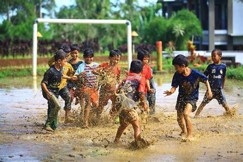 Nostalgia Masa Kecil: Bermain Sepak Bola dari Sore hingga Azan Maghrib Berkumandang Halaman 1 ...