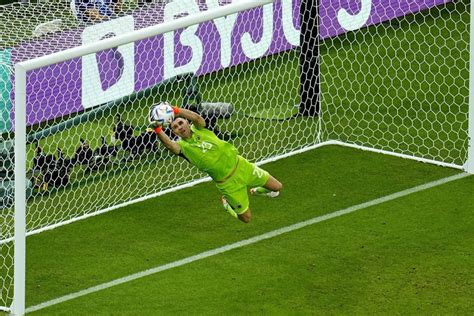 Video: la espectacular tapada del Dibu Martínez en el partido ante México