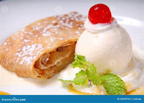 Apple Pie and Vanilla Ice-cream Stock Photo - Image of brown, citrus: 22878724