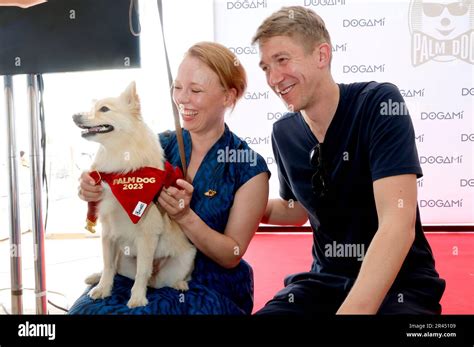 Alma Pöysti und Jussi Vatanen bei der Verleihung des Palm Dog Awards 2023 an Filmhund Bijou auf ...