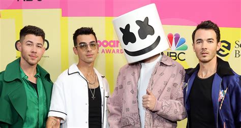 Nick Jonas Joined By Jonas Brothers & Marshmello On Billboard Music Awards 2021 Carpet | 2021 ...