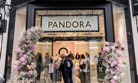 Pandora unveils new store on Oxford Street – Diamond Club West Coast