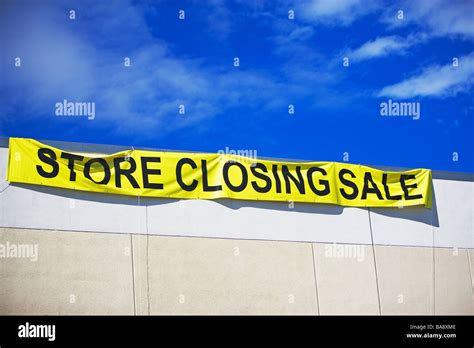 Store closing sign Stock Photo - Alamy