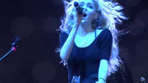 Grimes - Genesis Live at Pitchfork Music Fest 2014 - YouTube