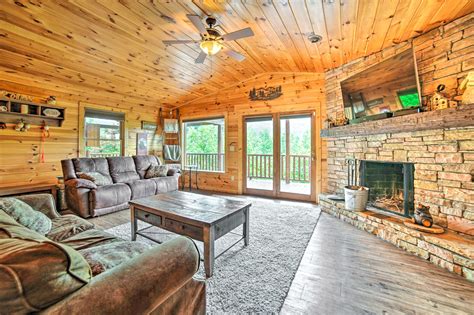 New! Spacious Gatlinburg Cabin: Hot Tub & Theater! in Gatlinburg w/ 4 ...