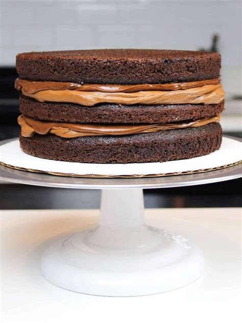 Baileys Chocolate Cake: Easy Recipe w/ Decadent Frosting