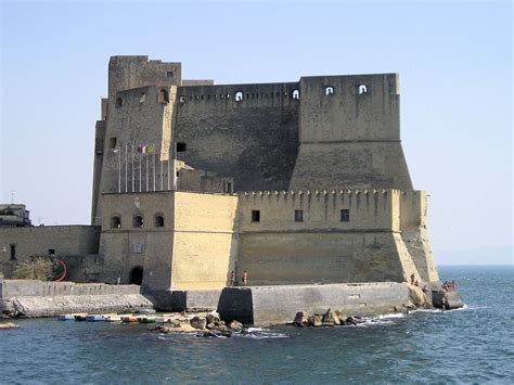 Castel dell'Ovo tra storia e leggenda: alla scoperta del castello più antico di Napoli