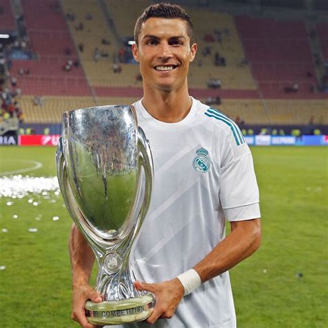 cristiano ronaldo holding UEFA SUPERCUP 2017 Trophy