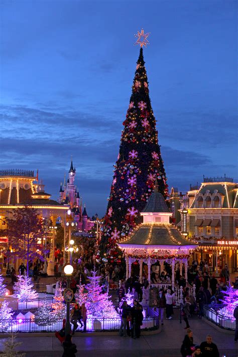 Disneyland Paris Offers Up a ‘Frozen’ Holiday Celebration