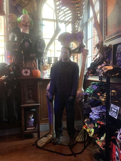 Count Orlok’s Nightmare Gallery - Essex St., Salem, MA ・ popular.pics ・ Viewer for Reddit