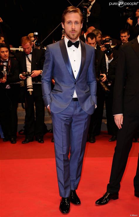 Ryan Gosling, en costume Salvatore Ferragamo, se la joue James Bond des temps moderne avec du ...