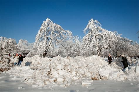 Rainbow appears over the skyline as Niagara Falls freezes. Viral pics ...