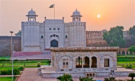 Sunrise Lahore Fort - Alamgiri Gate | The Lahore Fort, local… | Flickr