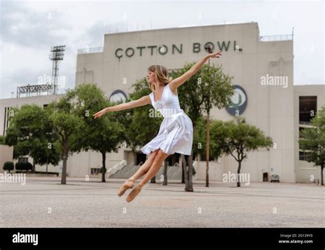 Ballet dancer leap hi-res stock photography and images - Alamy