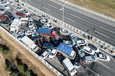 Motorist killed in 200-car crash on foggy bridge in China | Evening Standard