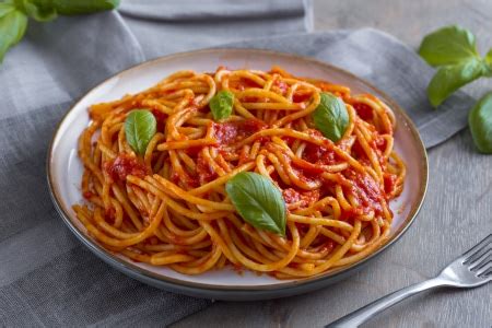 Ricetta Spaghetti al pomodoro - La Ricetta di GialloZafferano