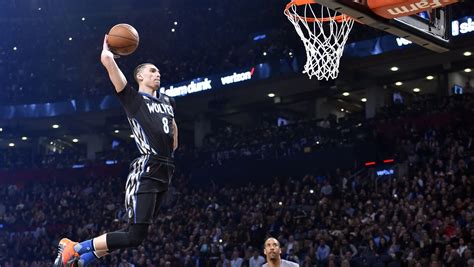 Zach LaVine puts on a show to win second straight dunk contest