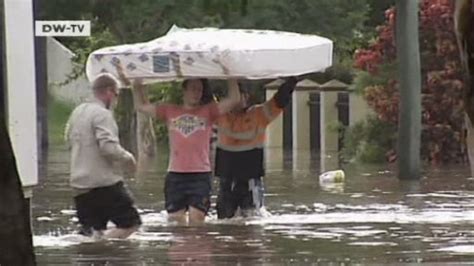 Flood waters hit Brisbane, flooding thousands of homes – DW – 01/12/2011