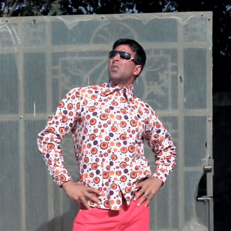 Akshay kumar phir hera pheri pose - Hoor72