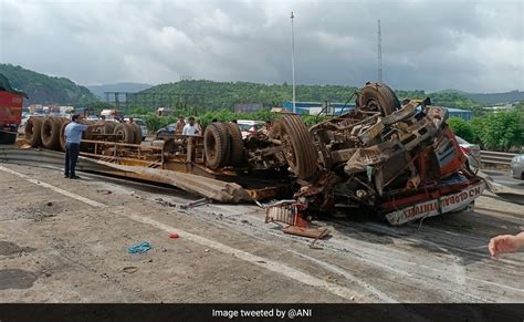 2 Dead, 4 Injured After Container Overturns On Mumbai-Pune Expressway