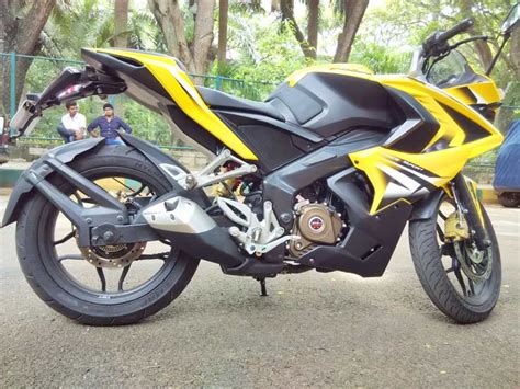 Bajaj Pulsar RS200 Review - Made for Racers - GaadiKey