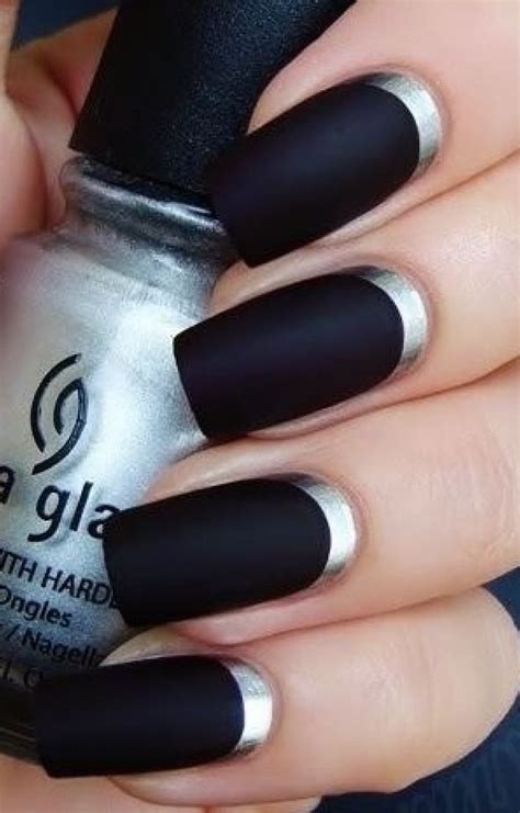 17 Diseños que sólo podrás lograr con esmalte color negro mate