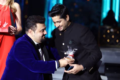 Imran Ashraf wins hearts at the Kashmir Hum Awards - Niche