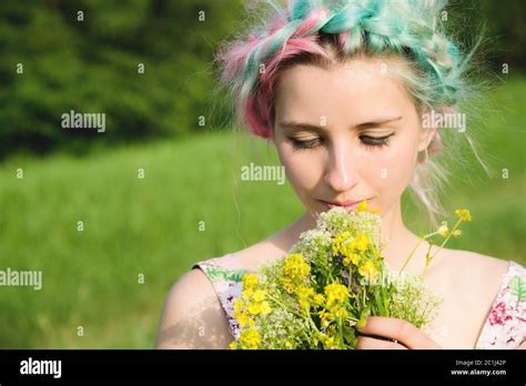 Smiling happy girl portrait hi-res stock photography and images - Alamy