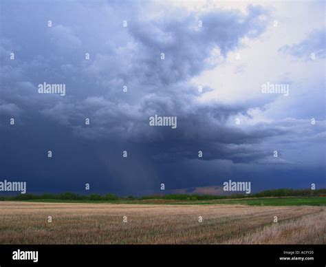 Glowering clouds hi-res stock photography and images - Alamy