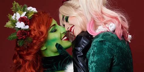 Harley Quinn and Poison Ivy Lock Lips in Stunning Cosplay