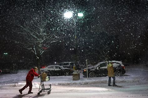 Snow slams St. Louis: One foot of snow piles up across the region ...