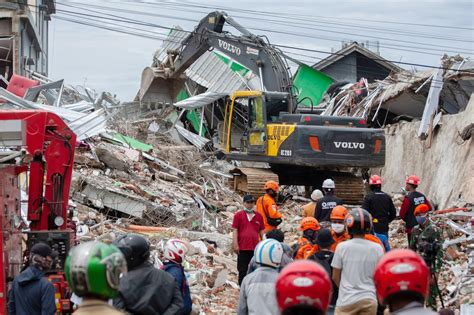 Aftershocks shake Indonesia as earthquake death toll rises