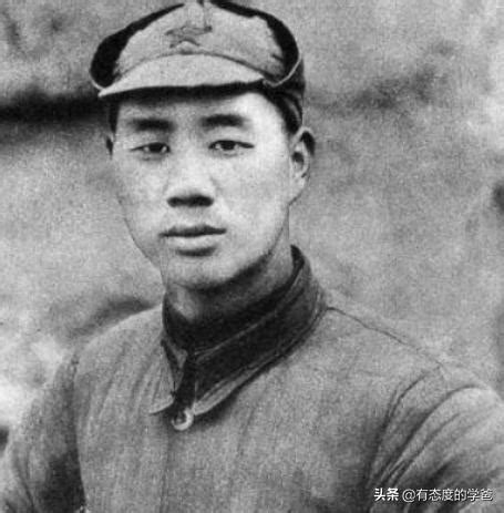 The Fourth Red Regiment flies over the Luding Bridge, and the political commissar Yang Chengwu ...