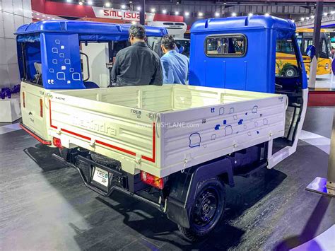 Mahindra Treo electric rickshaw with solar roof debuts - Auto Expo