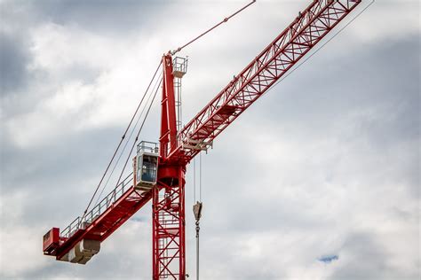 Red Crane | A red tower crane rises into the cloudy Seattle sky ...