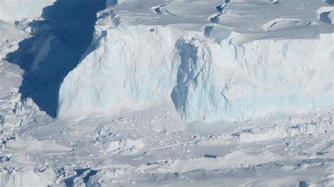 Researchers capture first-ever images of Thwaites Glacier foundations - Oceanographic ...