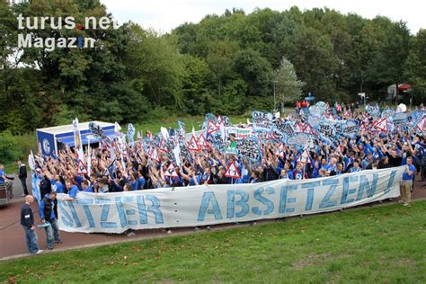 Foto: Marsch der Fans des FC Schalke 04 zum Stadion - Bilder von FC ...