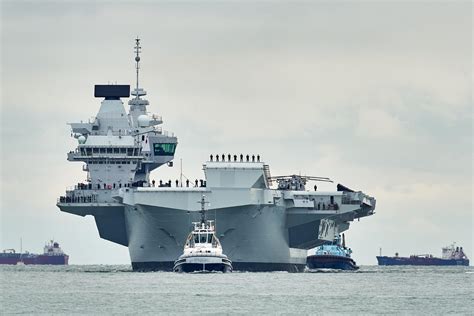 HMS Prince of Wales entering Portsmouth for the First time [3954x2636] [OC] : r/WarshipPorn