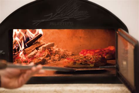 Come cuocere la pizza nel forno a legna - Palazzetti Magazine