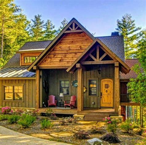 Pin by Eric Hall on cabins and cottages in 2020 | Small lake houses, Lake houses exterior, Lake ...