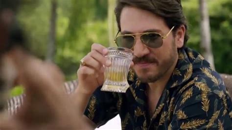 Camisa hawaiana usada por Pacho Herrera (Alberto Ammann) como se ve en la temporada 3 de Narcos ...