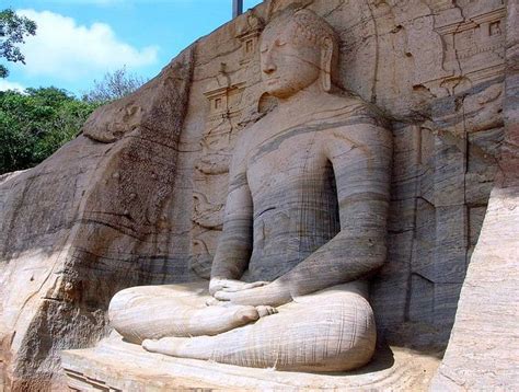 Buddhastatue im Gal-Viharaya-Felsentempel in Polonnaruwa // Gal Viharaya Sri Lanka – Wikipedia ...