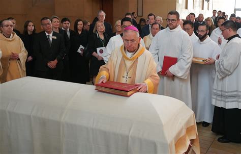 Nearly 5,000 attend funeral Mass for murdered LA bishop David O’Connell | America Magazine