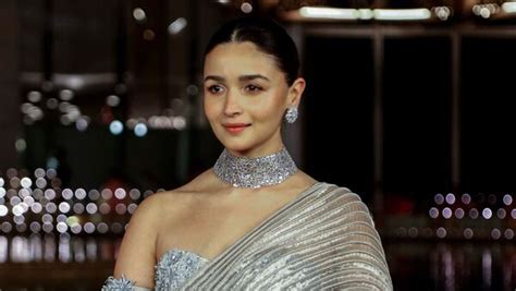 Alia Bhatt triumphs at Filmfare Awards 2023, takes home black lady for ...