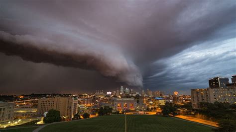 Stunning and Ominous Time-Lapse Video of an Arcus Cloud Rolling Over ...