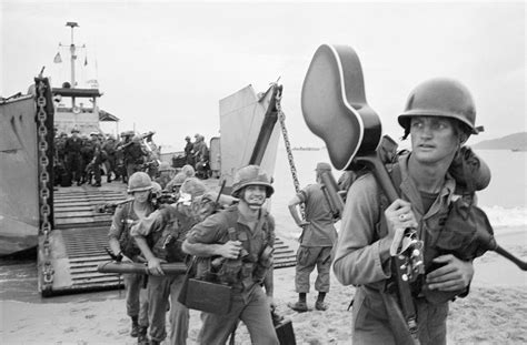 American soldiers arriving in Qui Nonh, South Vietnam, 1965 [2557x1681] : r/HistoryPorn