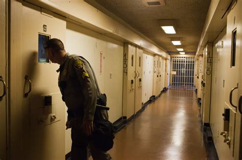 California Grapples With Courts on Prison Overcrowding - The New York Times